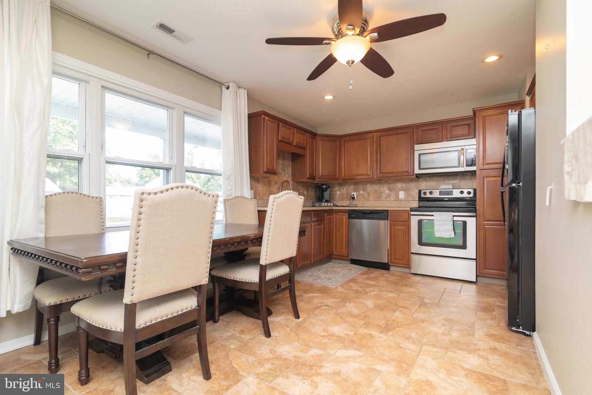 90 Border Rock Road Levittown, PA 19057 - Photo 7 of 29 Gallery Image 7