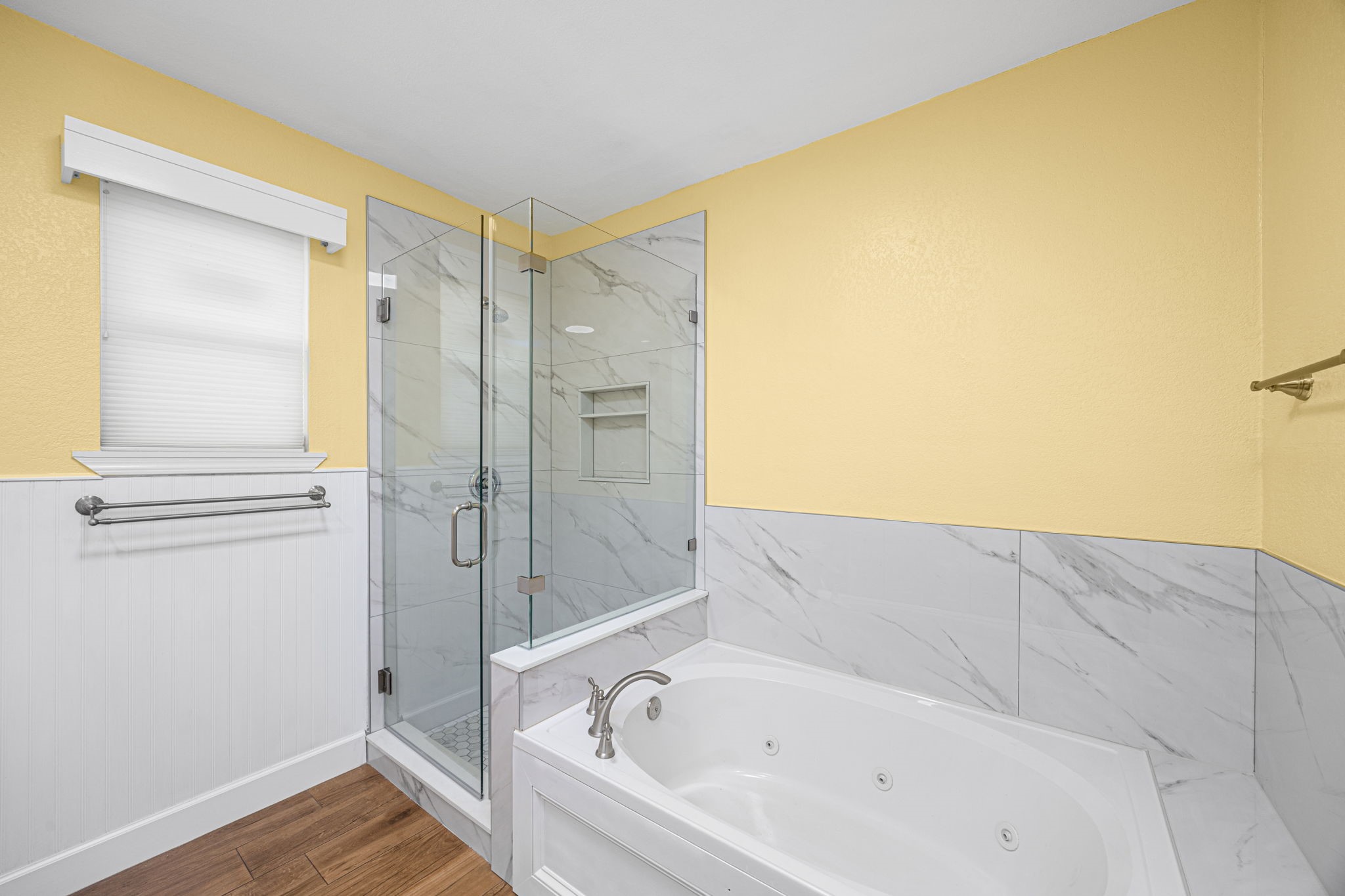 710 East 28th Street Houston, TX 77009 - Photo 14 of 44 a bathroom with a bathtub and shower