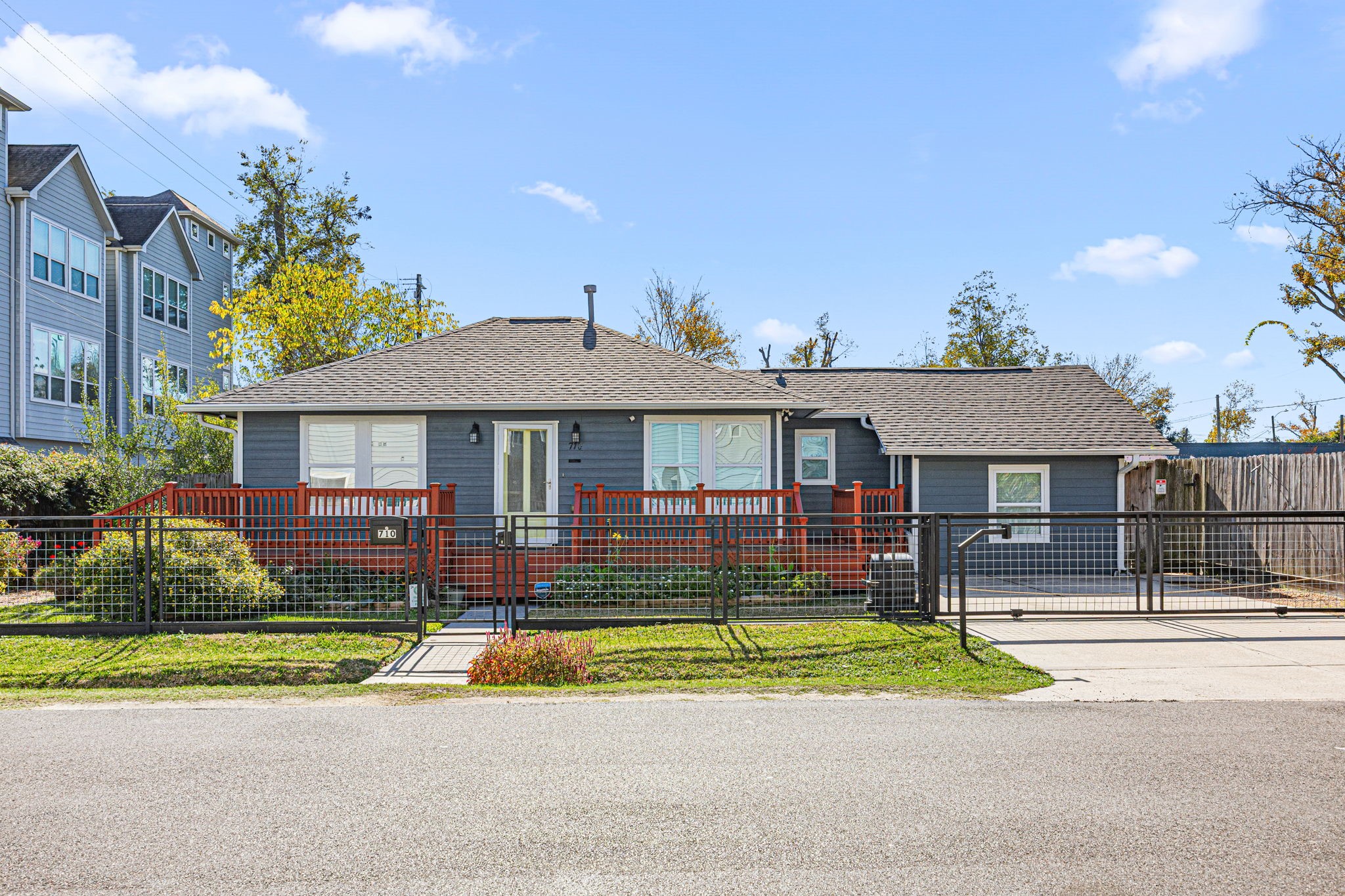 710 East 28th Street Houston, TX 77009 - Photo 2 of 44 a view of a house with a swimming pool and a yard