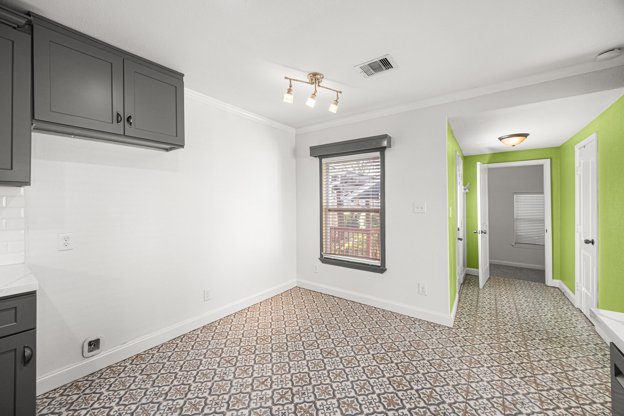 710 East 28th Street Houston, TX 77009 - Photo 26 of 44 a view of an empty room with closet and a window
