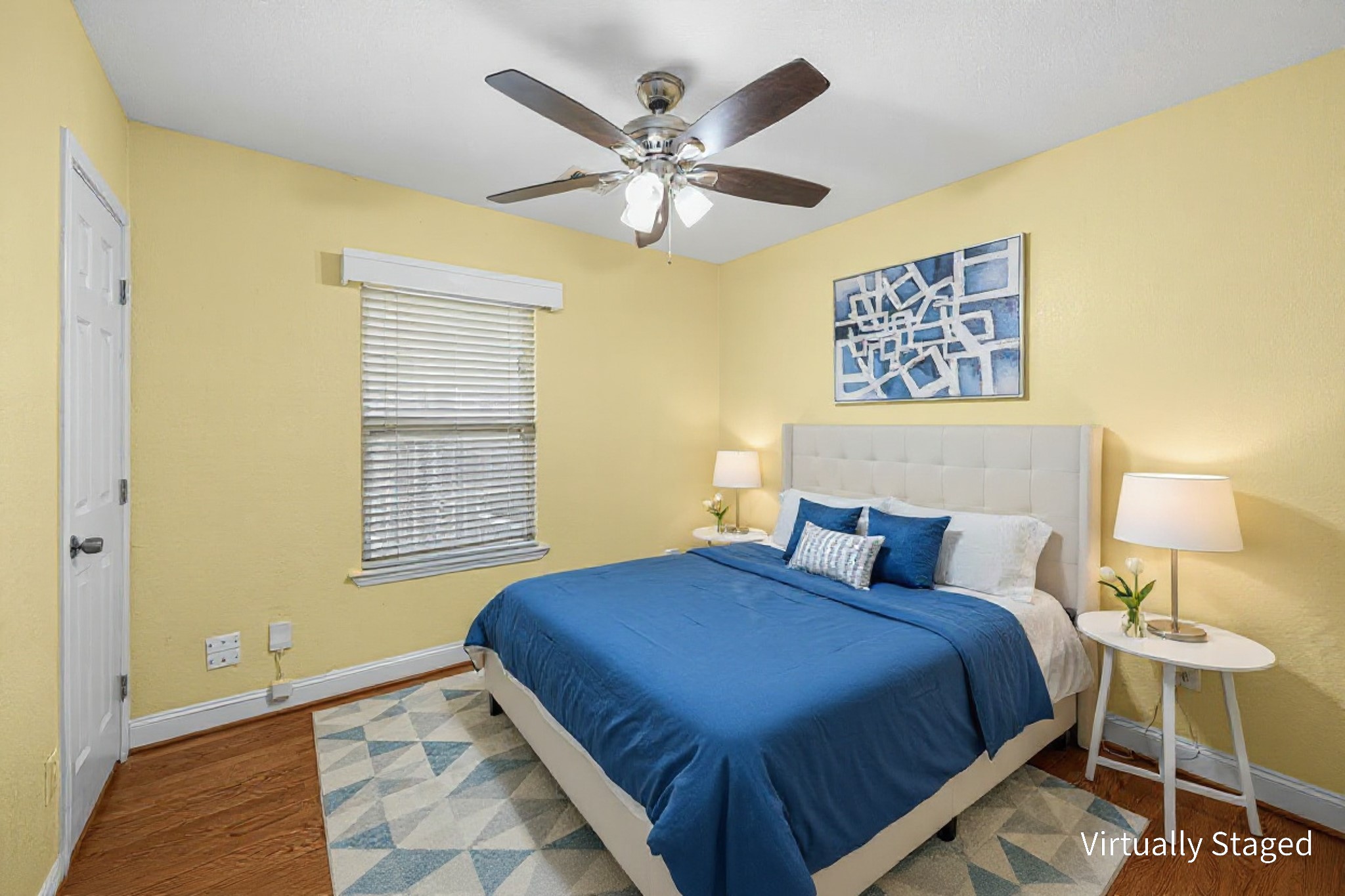 710 East 28th Street Houston, TX 77009 - Photo 27 of 44 a bedroom with a bed and a lamp