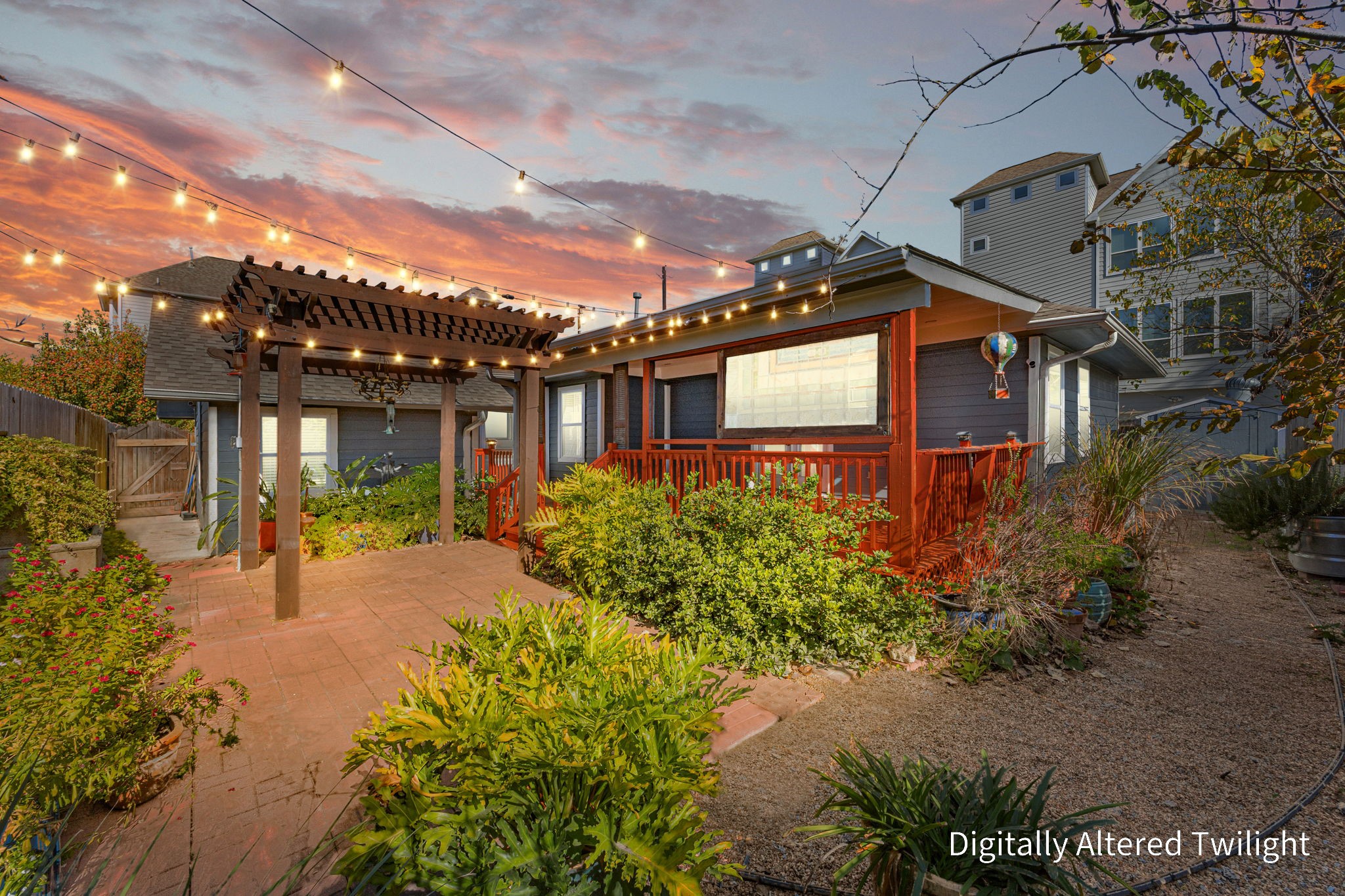 710 East 28th Street Houston, TX 77009 - Photo 3 of 44 a front view of a house with a yard