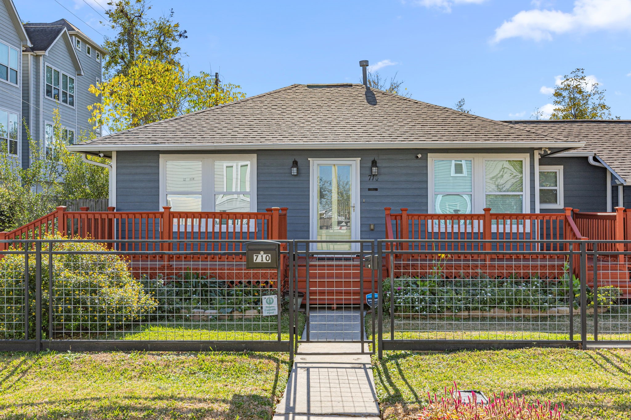 710 East 28th Street Houston, TX 77009 - Photo 5 of 44 front view of a house with a yard