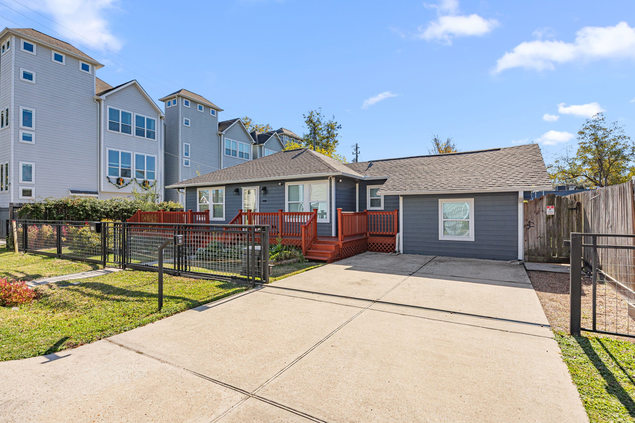 710 East 28th Street Houston, TX 77009 - Photo 6 of 44 a house with swimming pool in front of it