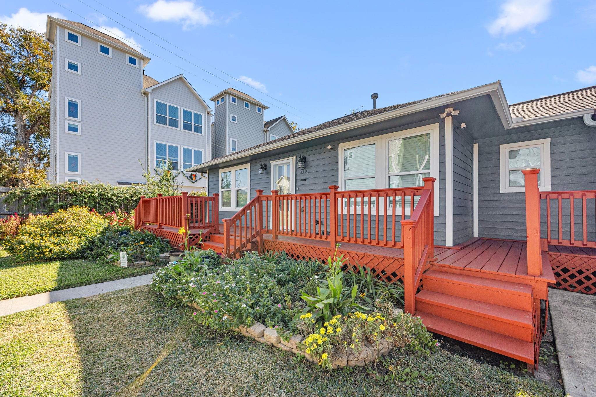 710 East 28th Street Houston, TX 77009 - Photo 7 of 44 a front view of a house with garden