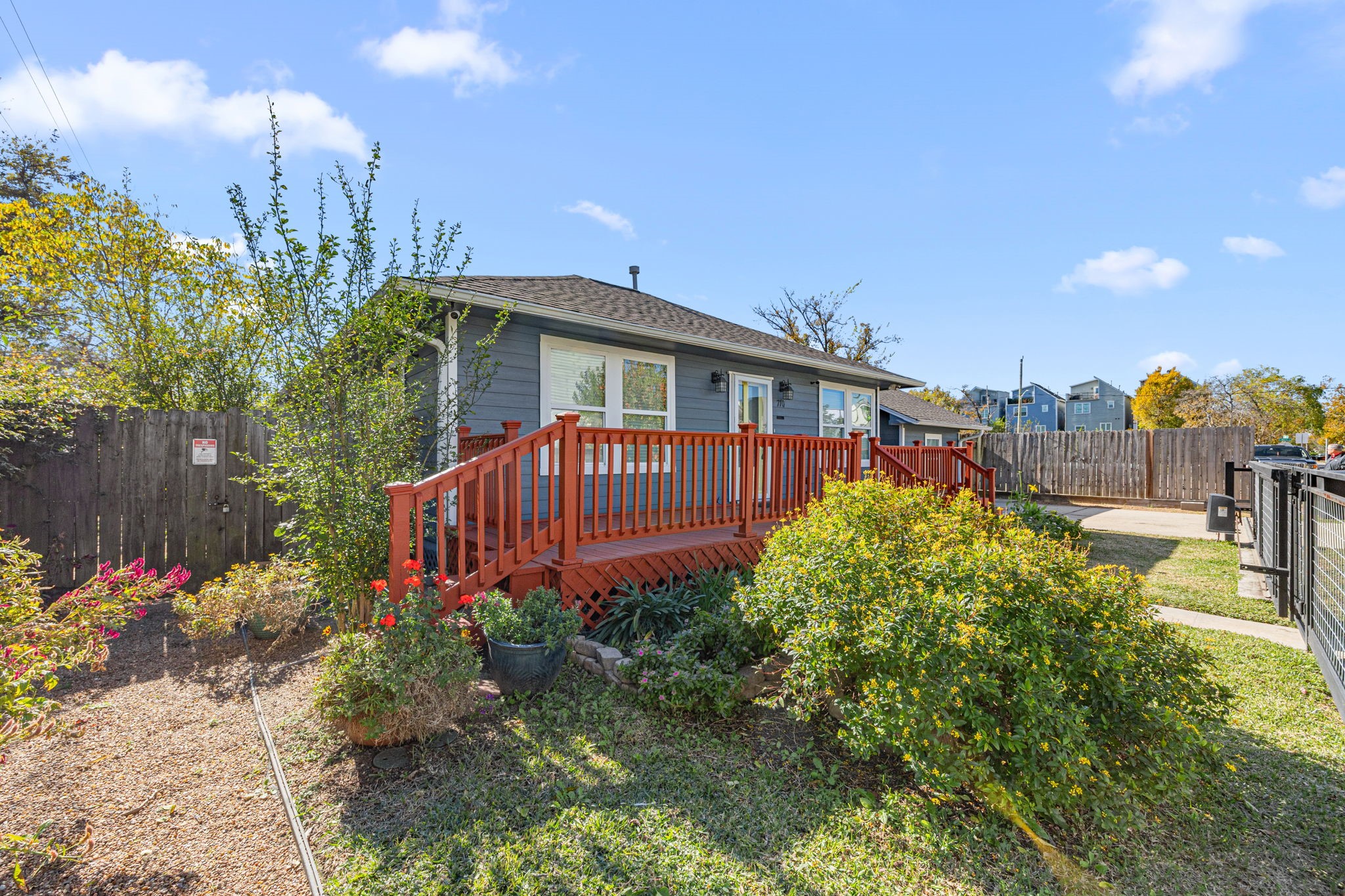 710 East 28th Street Houston, TX 77009 - Photo 8 of 44 a view of a house with a yard