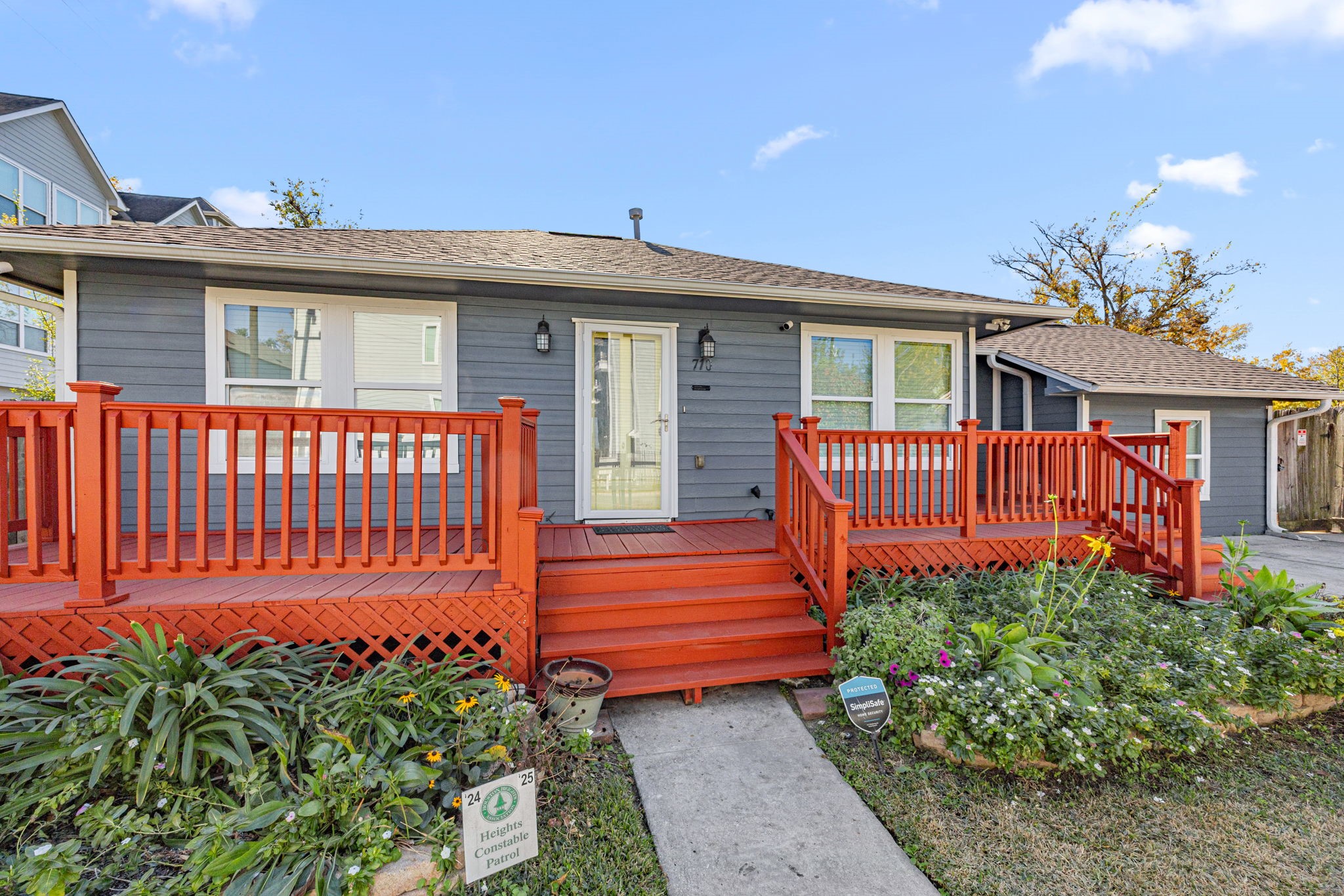 710 East 28th Street Houston, TX 77009 - Photo 9 of 44 a front view of a house with a garden