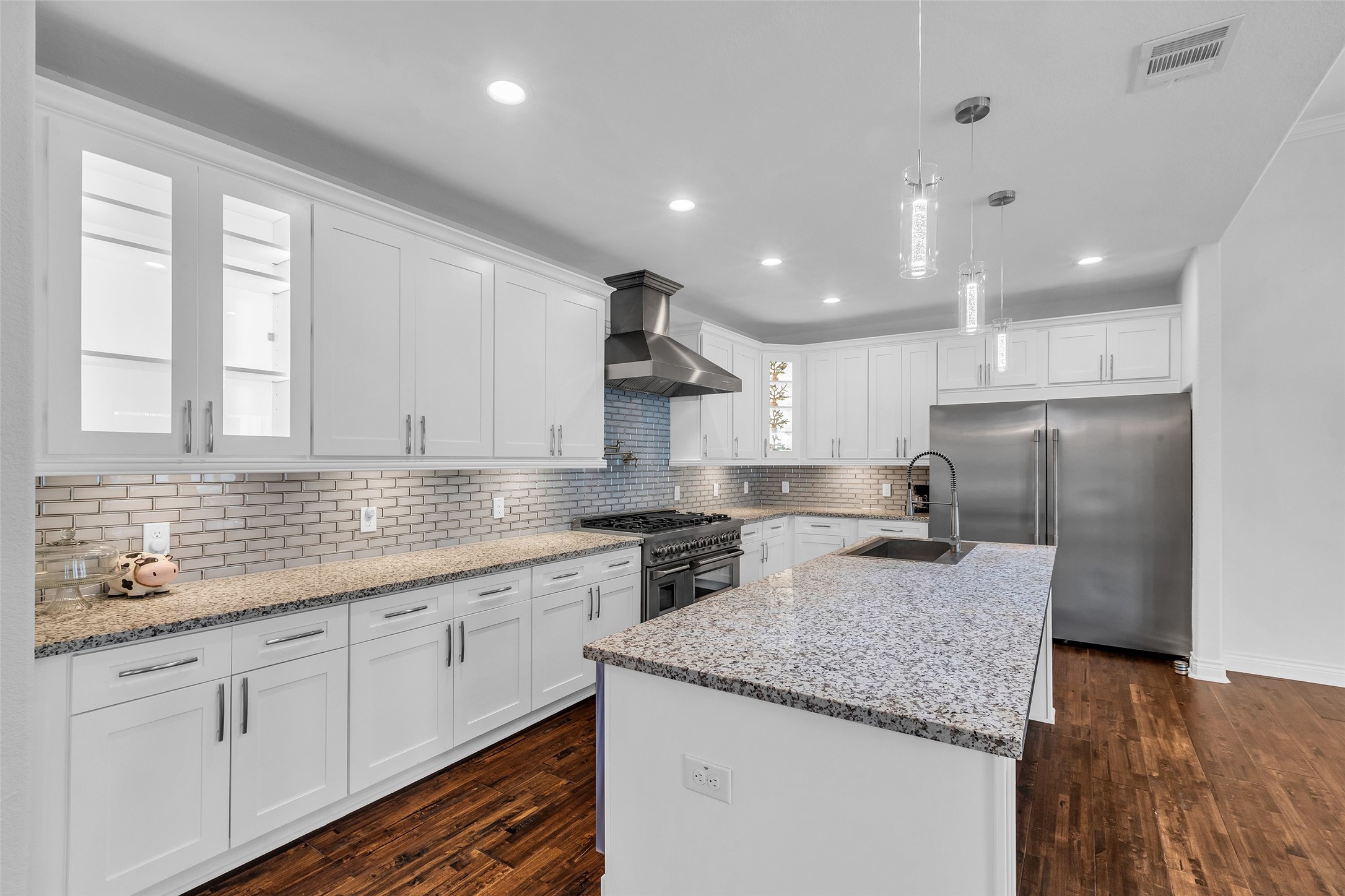 17 Bellingham Court Montgomery, TX 77356 - Photo 16 of 47 a kitchen with stainless steel appliances granite countertop a sink a stove and a refrigerator