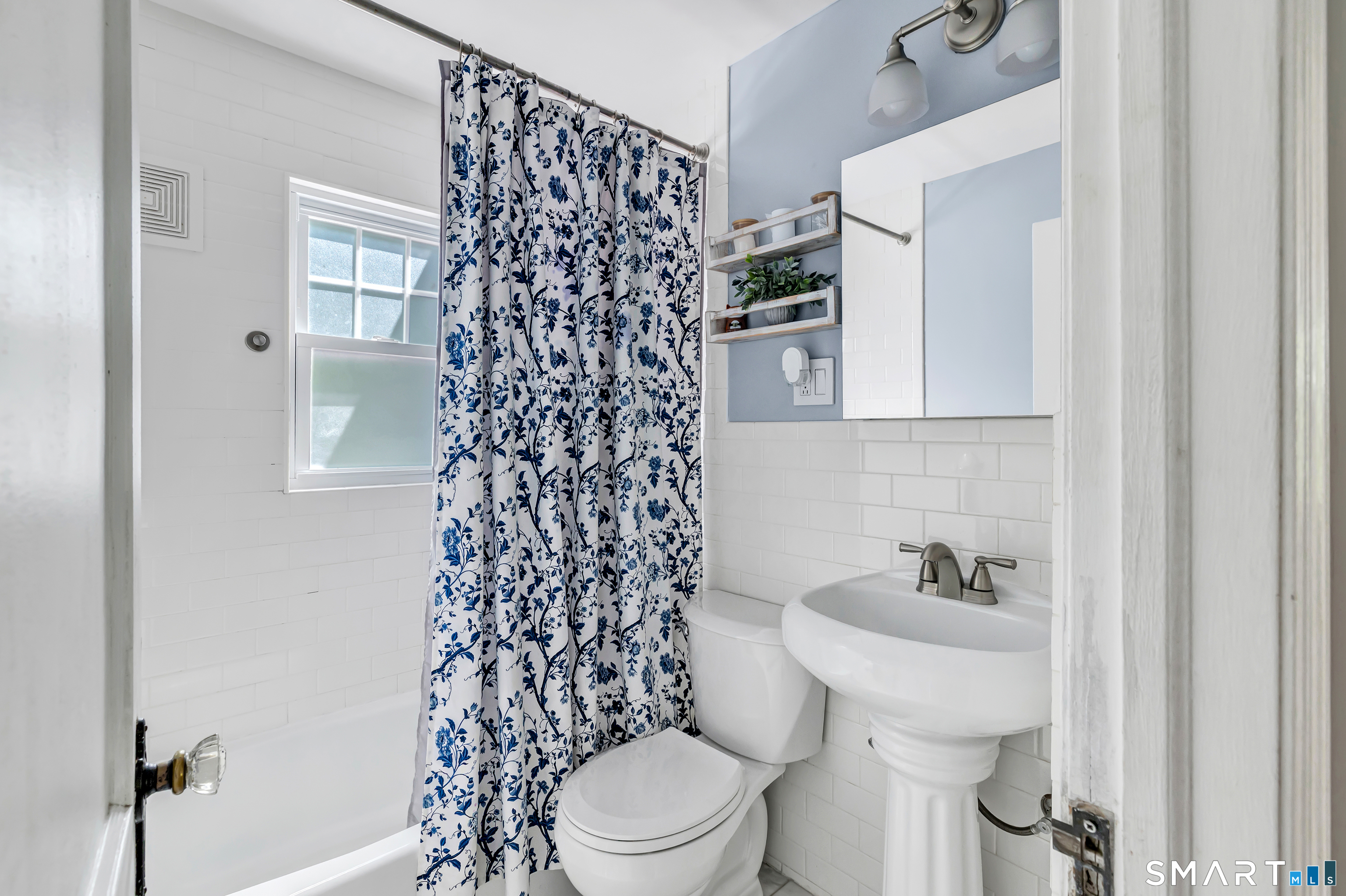 2082 Stratfield Road Fairfield, CT 06825 - Photo 17 of 37 Full Bathroom Main Level