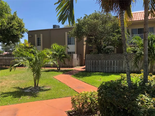 $1,900 | 5201 Geneva Court, Unit 102, Doral, FL 33166