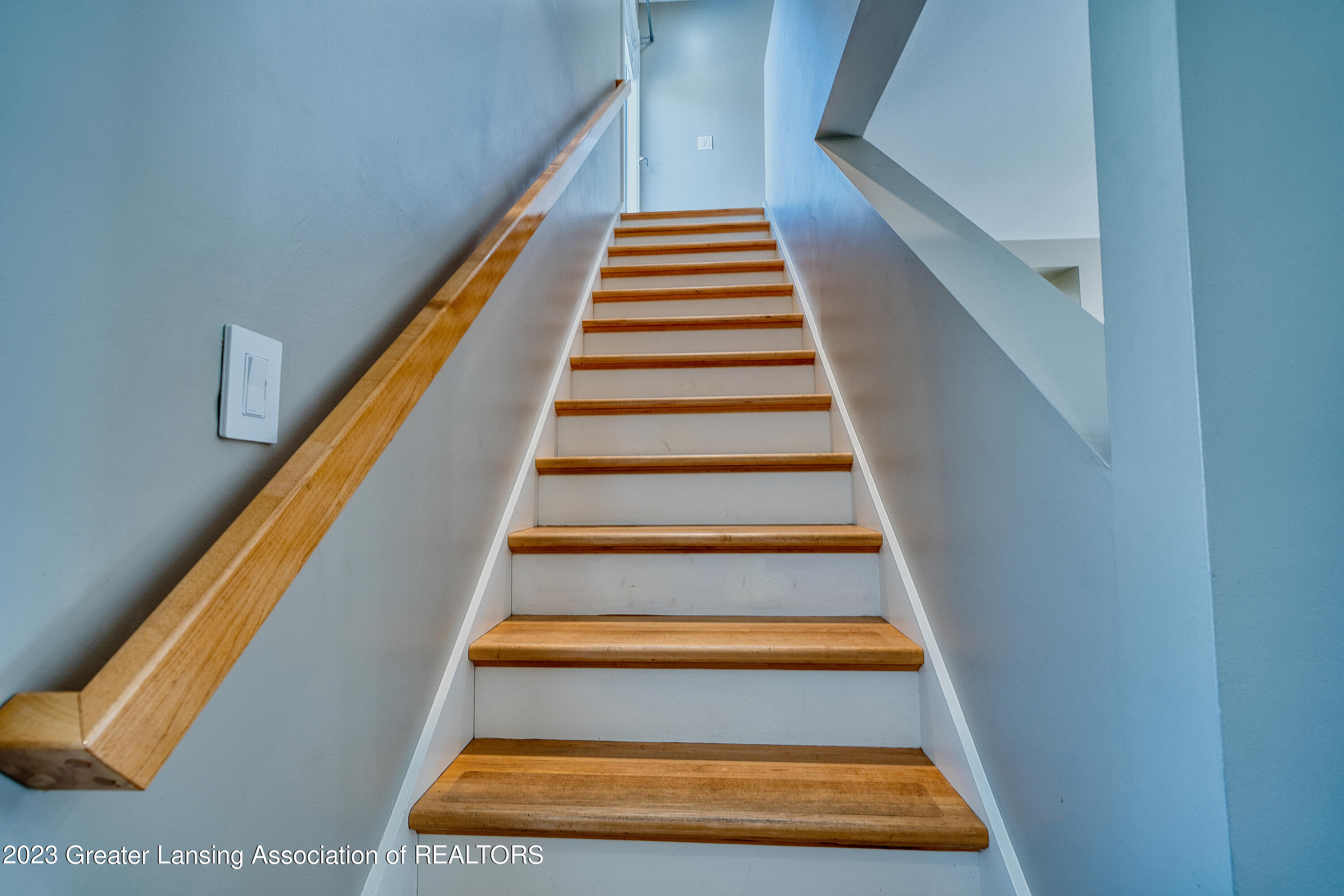 1175 Buckingham Road Haslett, MI 48840 - Photo 27 of 58 Stairway