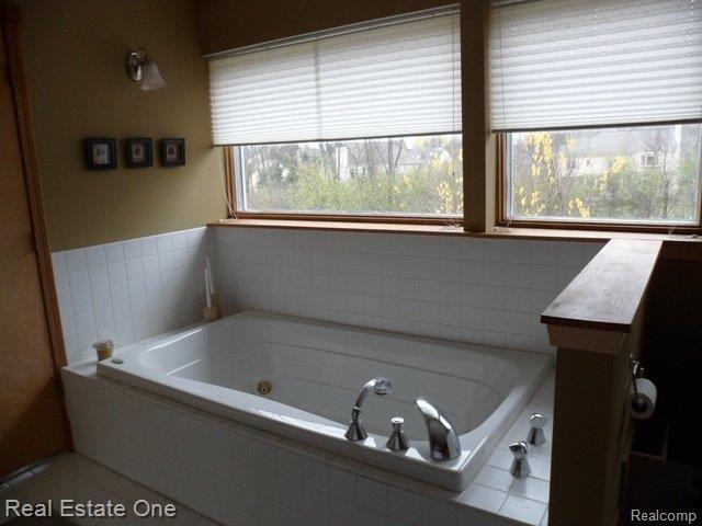 29203 Utley Road Farmington, MI 48334 - Photo 13 of 14 MASTER BATH WITH JETTED TUB