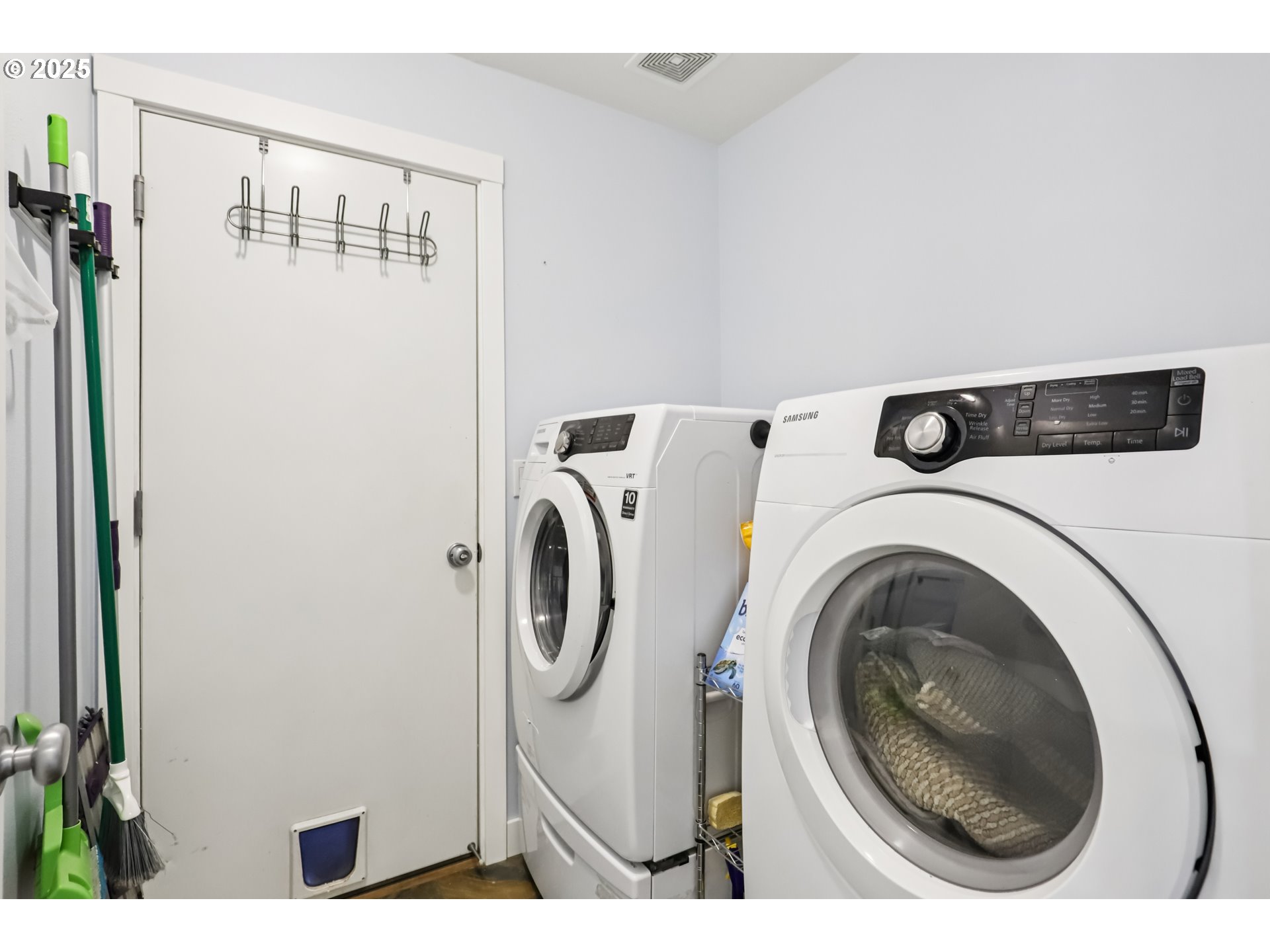425 Northwest 151st Street Vancouver, WA 98685 - Photo 23 of 31 a utility room with dryer and washer