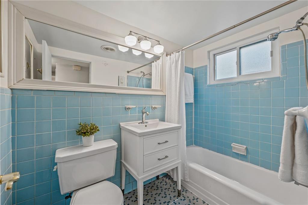 20 26th Street Northwest, Unit A1 Atlanta, GA 30309 - Photo 16 of 19 a bathroom with a toilet sink and bathtub