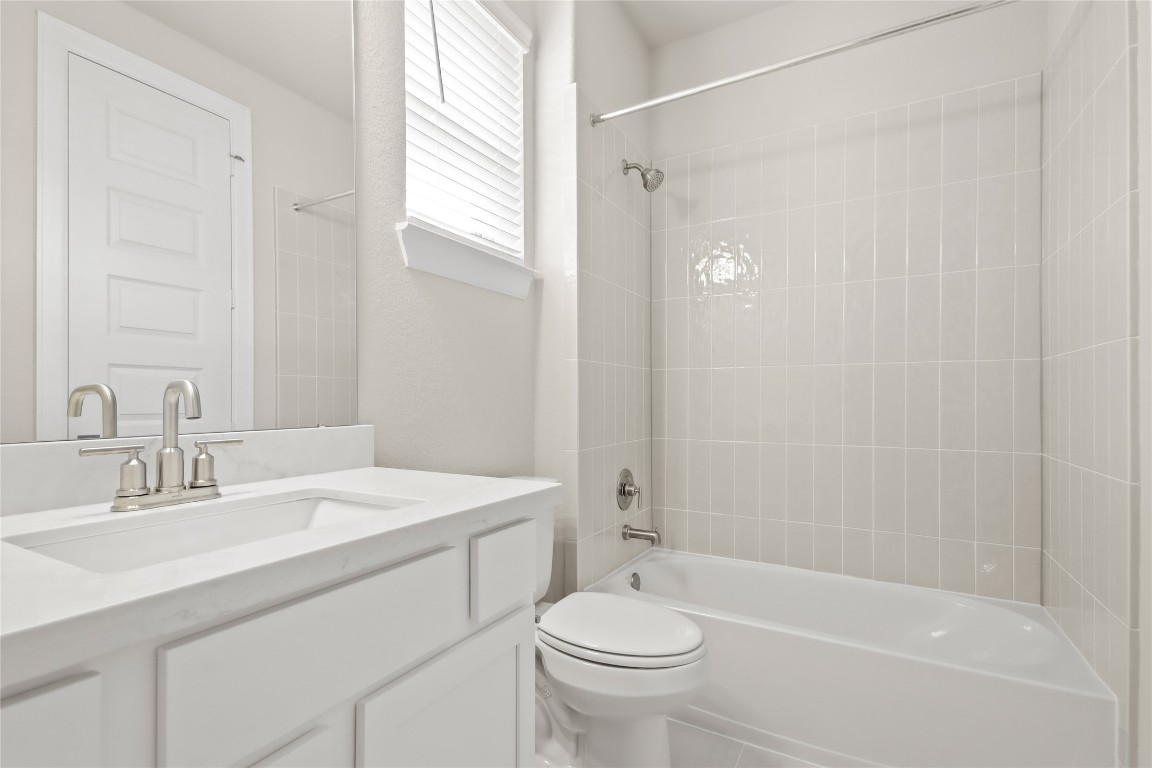 136 Peninsula Point Drive Montgomery, TX 77356 - Photo 16 of 30 a bathroom with a sink toilet and shower