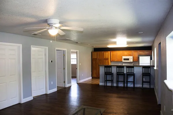 $2,185 | 611 Gladness, Rhome, TX 76078