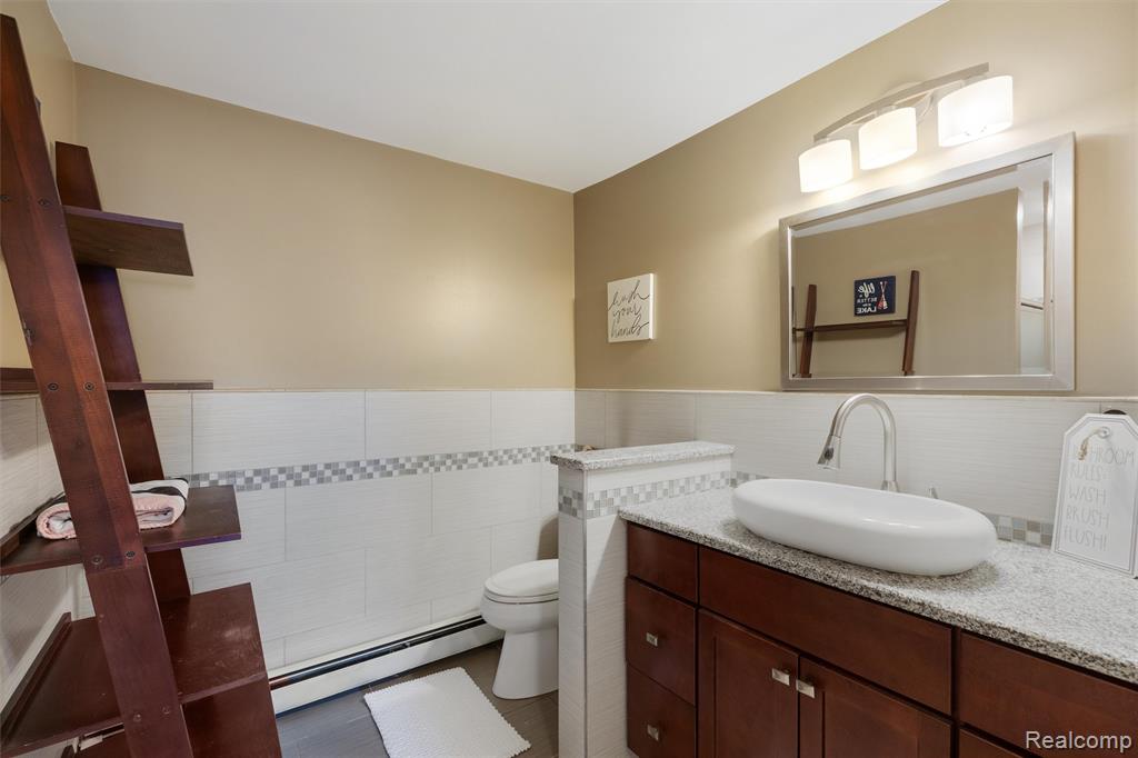 415 Leon Road Walled Lake, MI 48390 - Photo 10 of 48