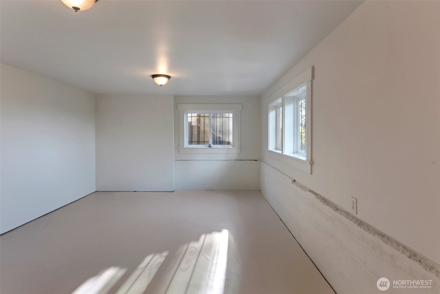 225 Ward Street Seattle, WA 98109 - Photo 35 of 36 an empty room with windows