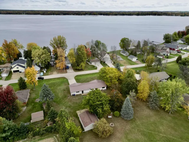 $399,900 | W4581 West Buss Drive, Cecil, WI 54111