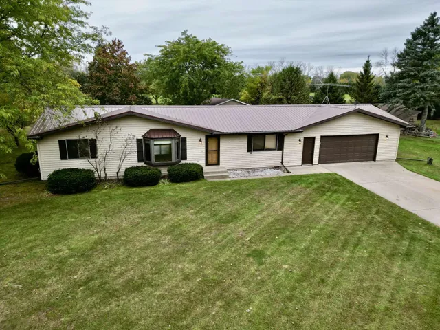 $399,900 | W4581 West Buss Drive, Cecil, WI 54111