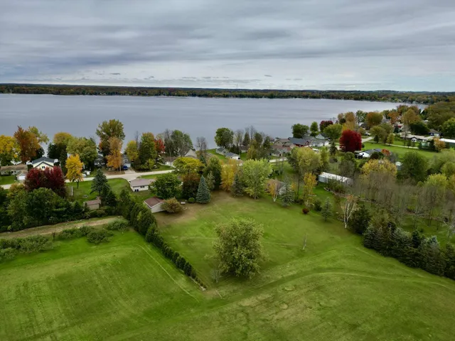 $399,900 | W4581 West Buss Drive, Cecil, WI 54111