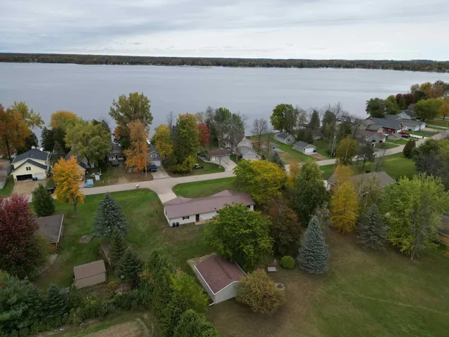 $399,900 | W4581 West Buss Drive, Cecil, WI 54111