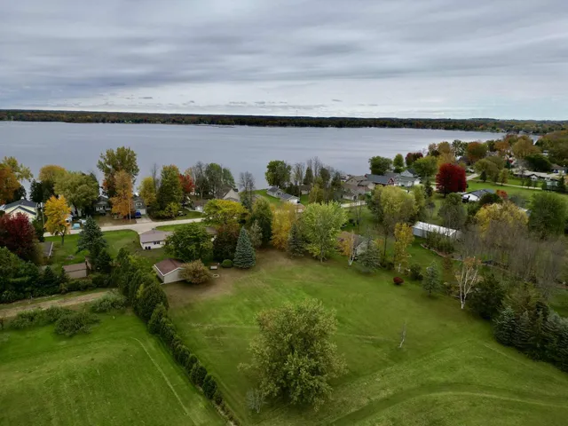 $399,900 | W4581 West Buss Drive, Cecil, WI 54111