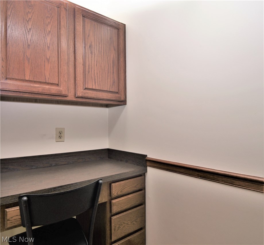 989 Hampton Ridge Drive Akron, OH 44313 - Photo 14 of 31 Family Room Office Nook
