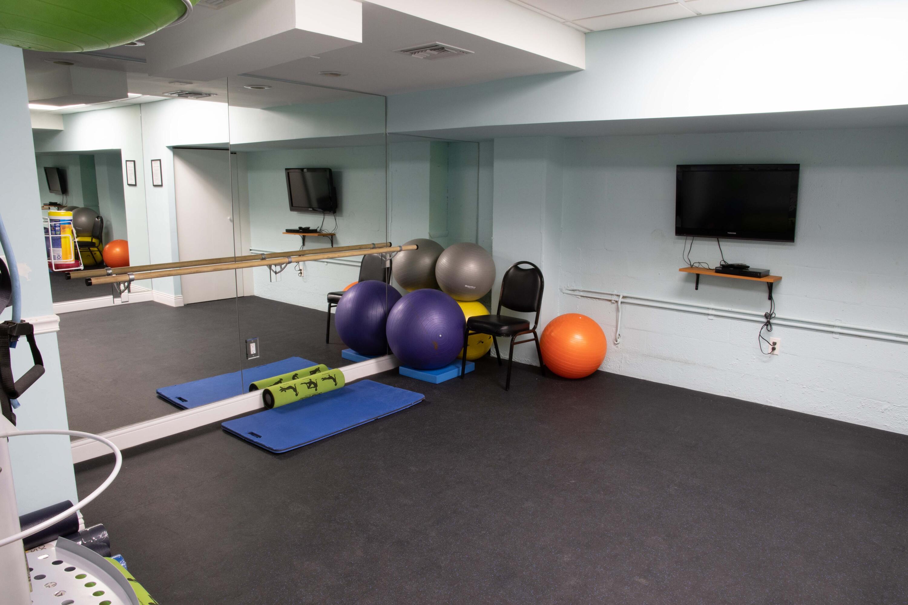 2774 South Ocean Boulevard, Unit 409 Palm Beach, FL 33480 - Photo 29 of 32 a living room with furniture and a flat screen tv