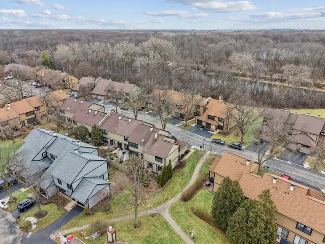 $350,000 | 236 Shadow Bend Drive, Wheeling, IL 60090