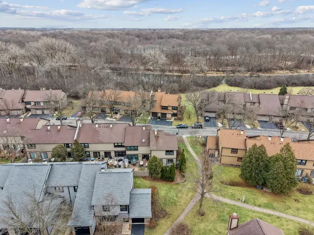 $350,000 | 236 Shadow Bend Drive, Wheeling, IL 60090