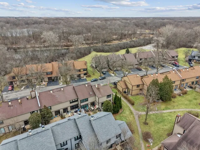 $350,000 | 236 Shadow Bend Drive, Wheeling, IL 60090