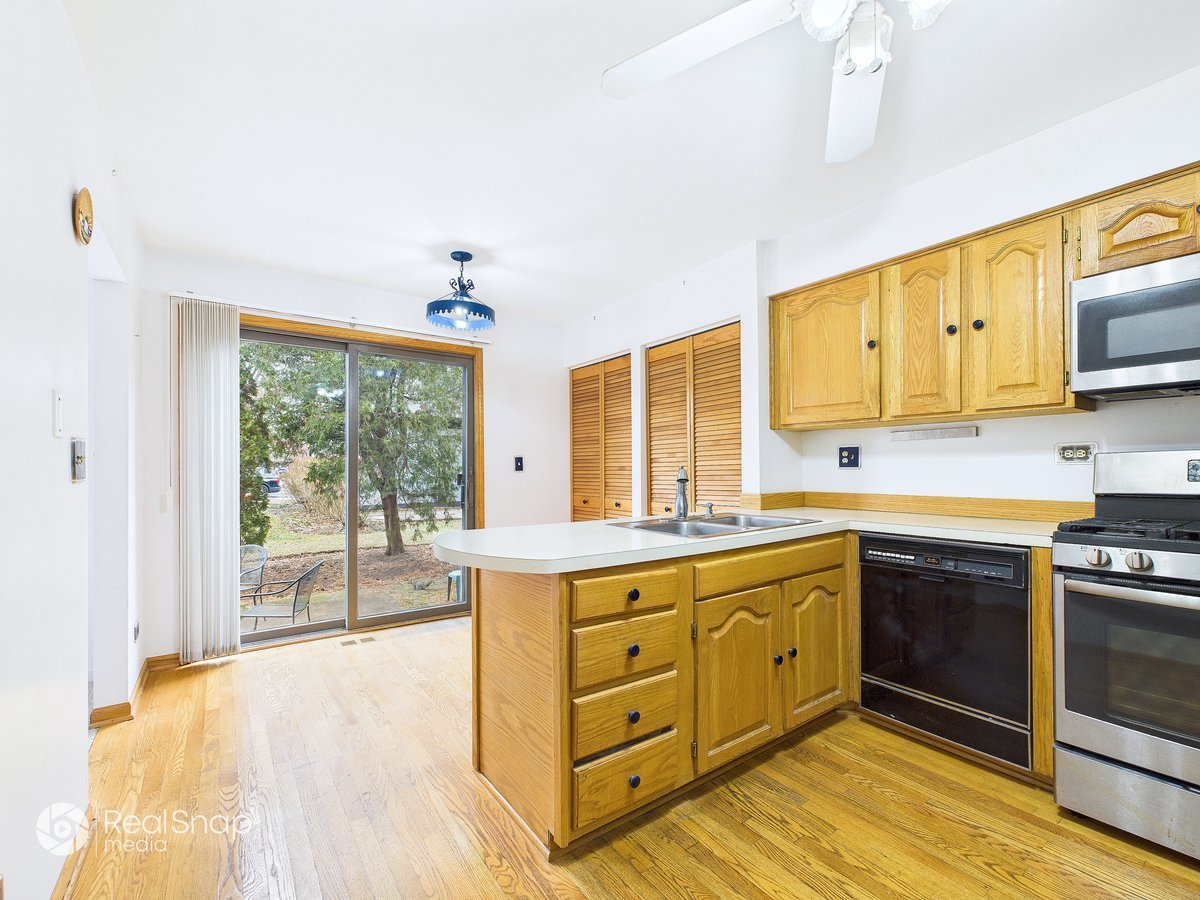 236 Shadow Bend Drive Wheeling, IL 60090 - Photo 8 of 44