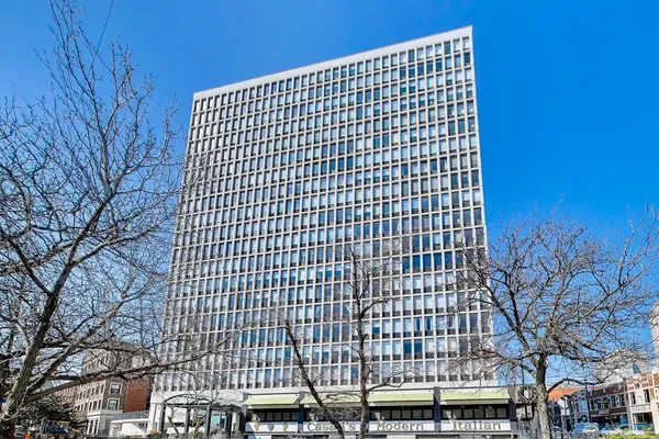 $195,000 | 444 West Fullerton Parkway, Unit 305, Chicago, IL 60614