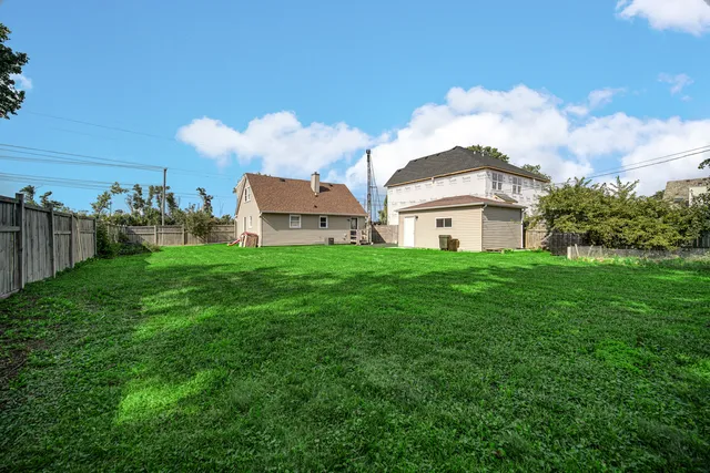 a view of a house with backyard and garden