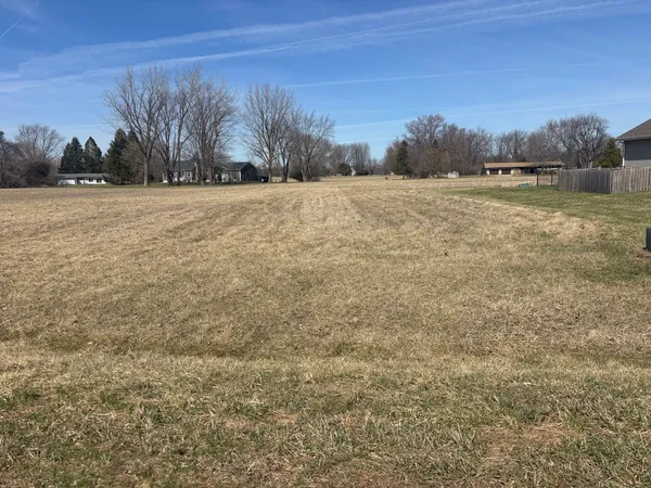 $4,200 | 932 Willowwood Drive, Varna, IL 61375