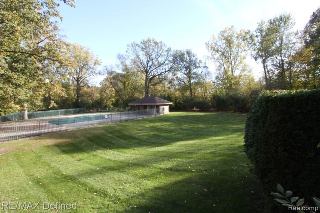 643 Oakbrook West Rochester Hills, MI 48307 - Photo 3 of 16