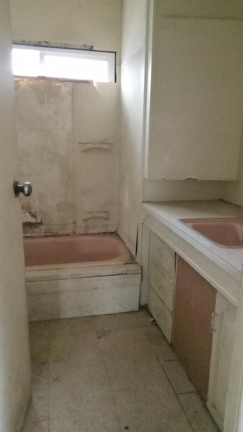 801 Schipper Street, Unit 60 Arvin, CA 93203 - Photo 2 of 8 a bathroom with a bathtub