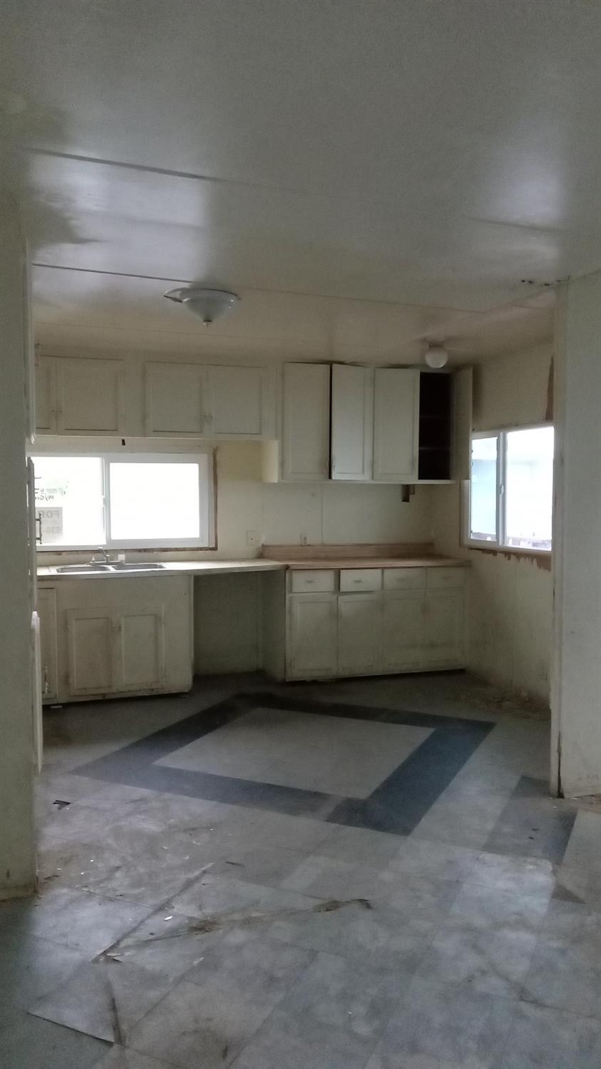 801 Schipper Street, Unit 60 Arvin, CA 93203 - Photo 7 of 8 a view of an empty room and window