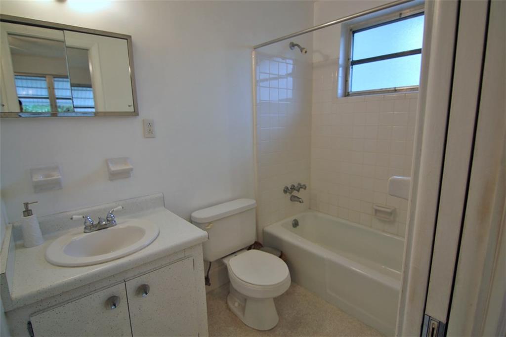 105 Windsor Road East Jupiter, FL 33469 - Photo 13 of 24 Gallery Image 13