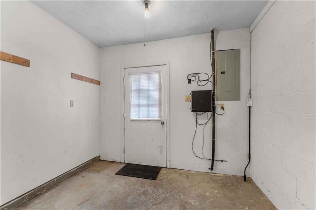 1033 Rutledge Drive Pittsburgh, PA 15241 - Photo 26 of 32 a room with windows and closet