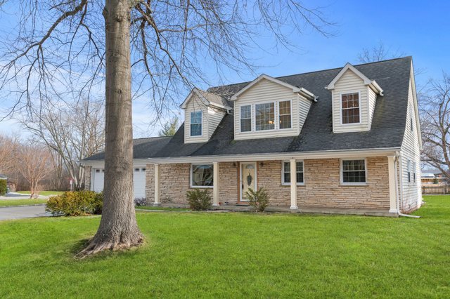 1931 Cranbrook Drive Green Oaks, IL 60048 - Photo 29 of 33 a front view of a house with a yard
