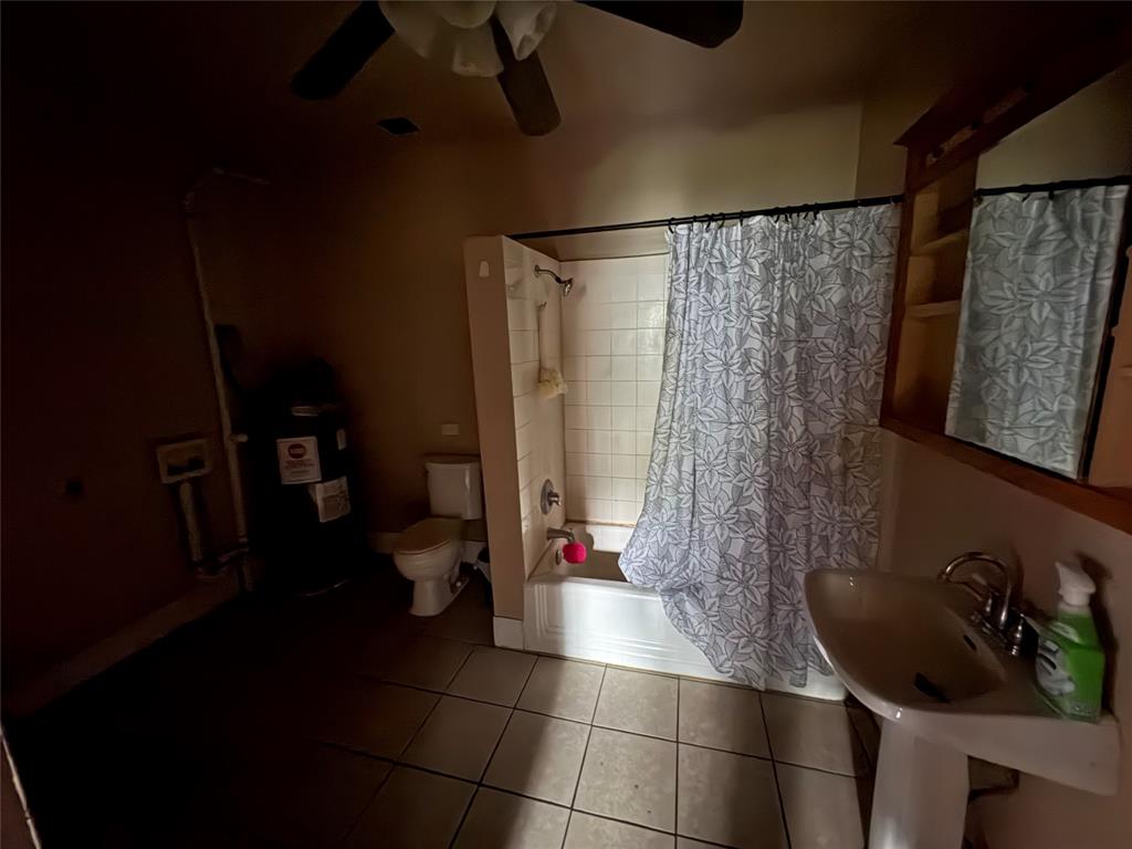 625 South Rusk Street Sherman, TX 75090 - Photo 12 of 19 a bathroom with a sink and a mirror