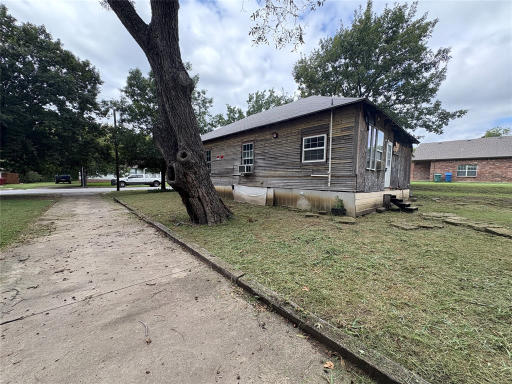 625 South Rusk Street Sherman, TX 75090 - Photo 6 of 19 a backyard of a house with lots of green space