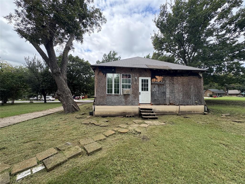 625 South Rusk Street Sherman, TX 75090 - Photo 7 of 19 a white house that has a tree in front of it