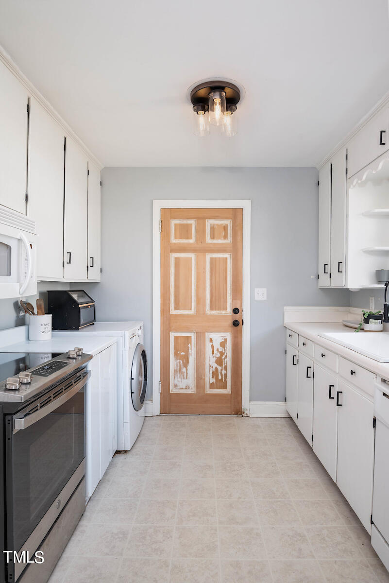 904 Frank Street Roxboro, NC 27573 - Photo 10 of 20 a kitchen with granite countertop a stove and a sink