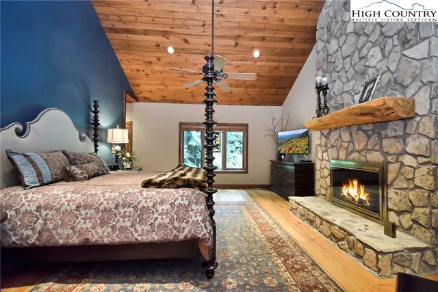 a en suite bathroom with a sink and a mirror
