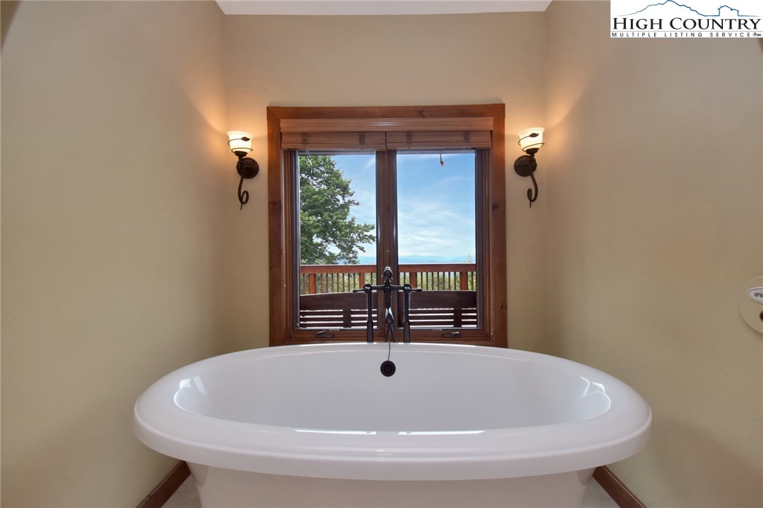 86 Tyneridge Road Banner Elk, NC 28604 - Photo 27 of 50 a bathroom with a bathtub