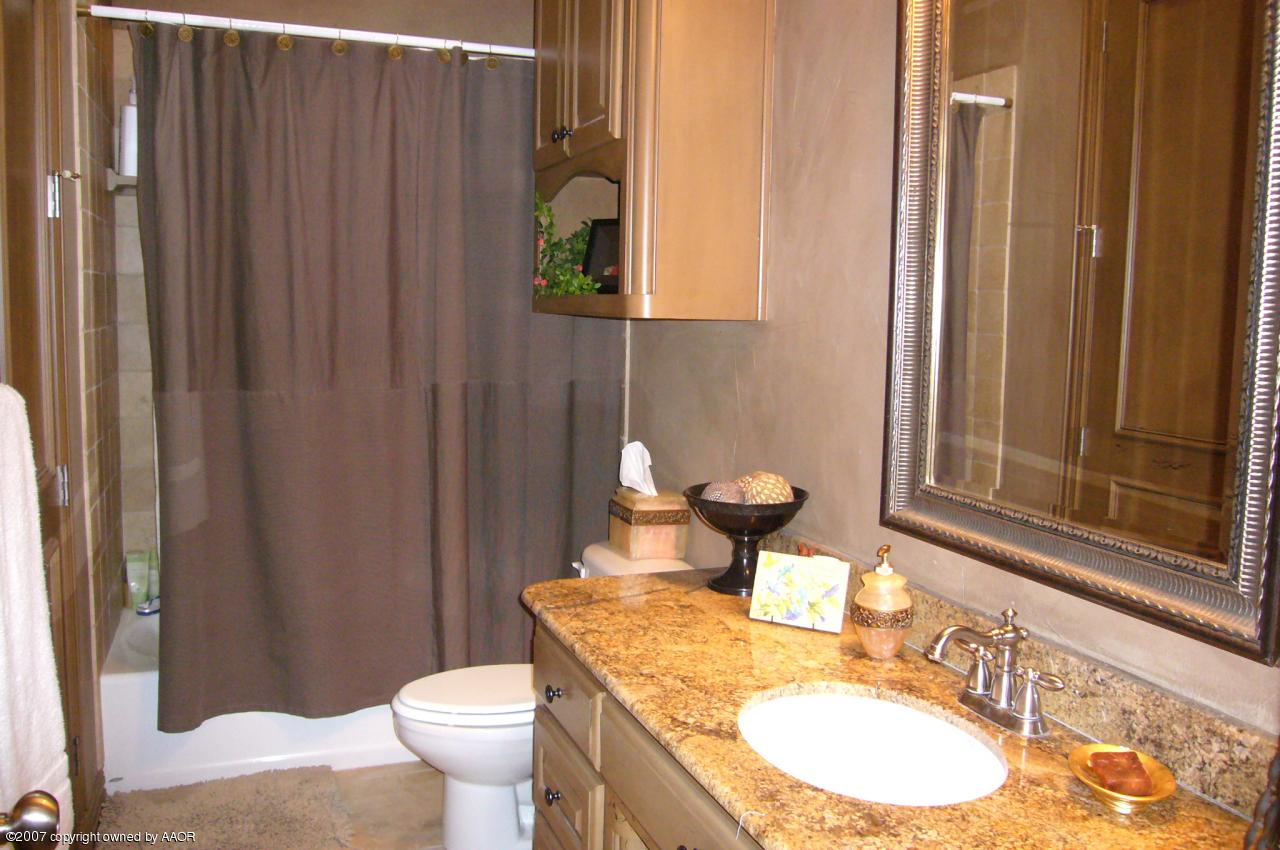 1401 Dowell Road Amarillo, TX 79124 - Photo 18 of 22 Hall Bathroom