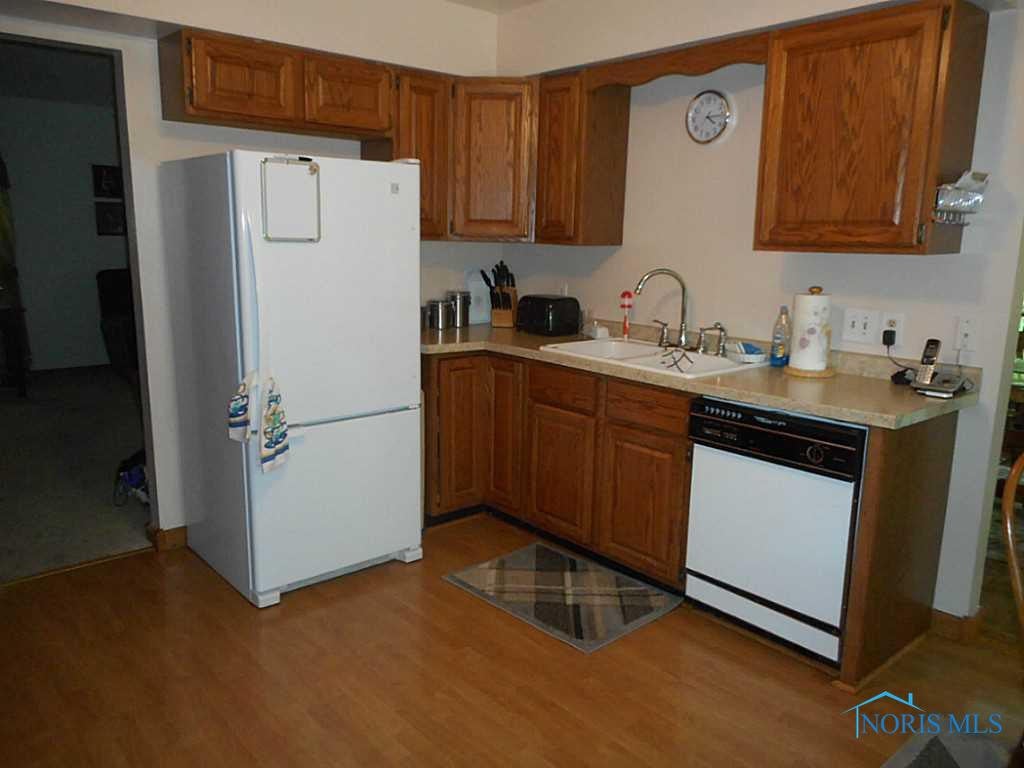 4779 Hanley Road Walbridge, OH 43465 - Photo 5 of 16 Kitchen.